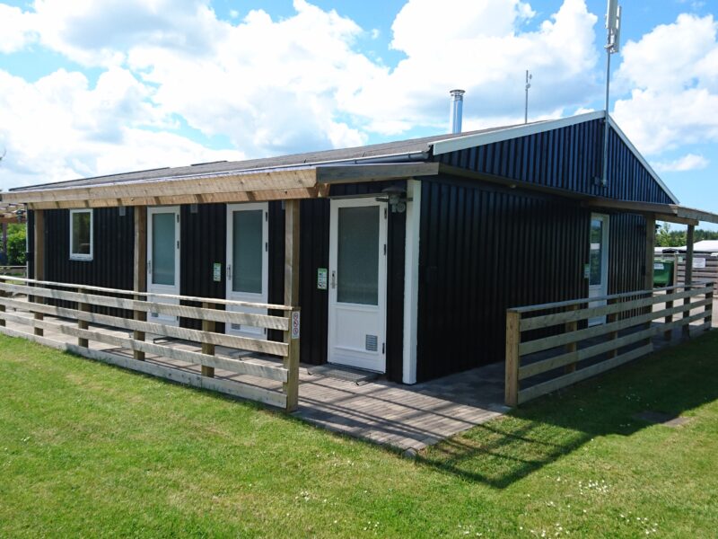Moderne toiletbygning og faciliteter på campingplads i nordjylland