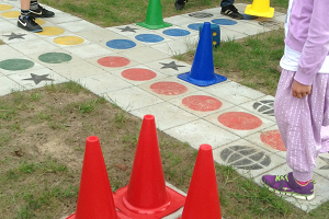 Kæmpe ludo sammen med familien hygge på campingplads