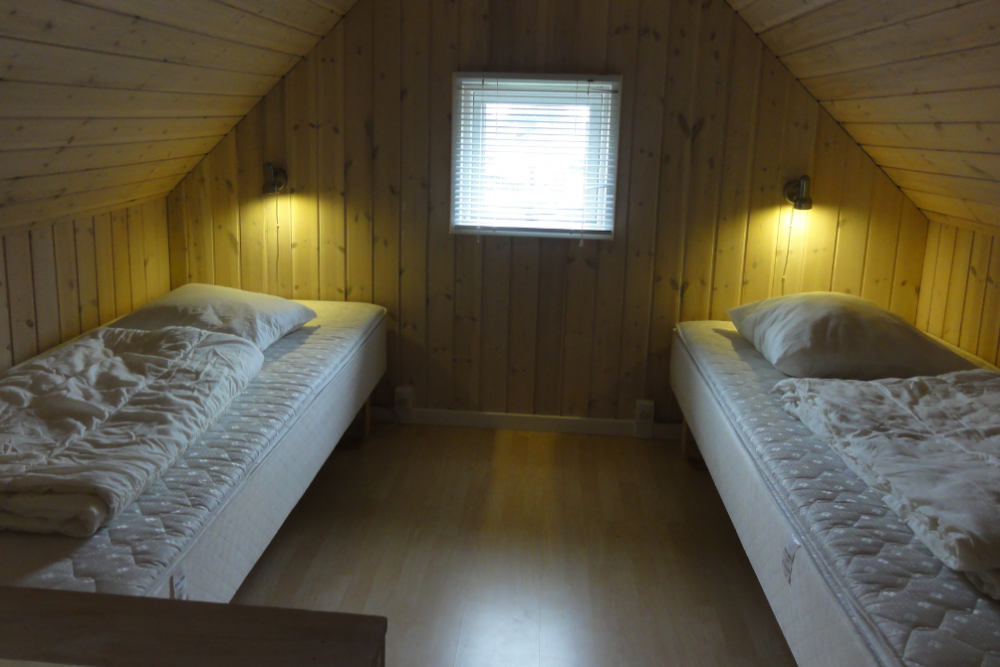 Campinghytte med rigtige behagelige senge enkeltseng