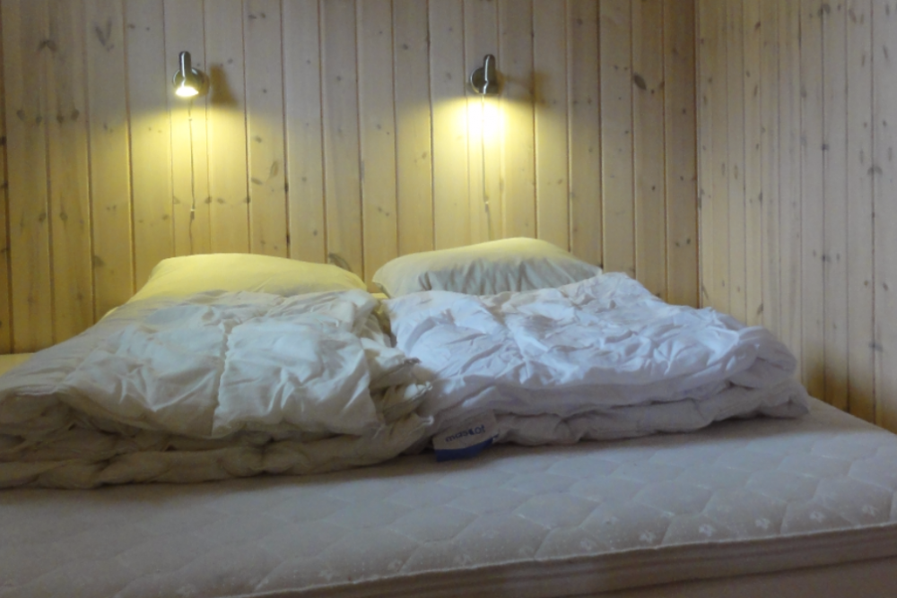 Campinghytte med eget soveværelse og dobbeltseng