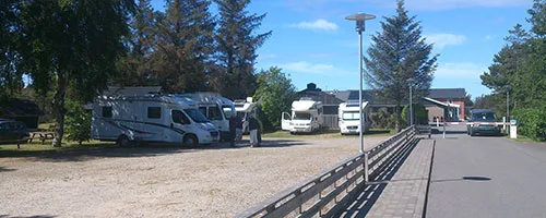 Autocamper pladser uden for bom til sen ankomst Hirtshals